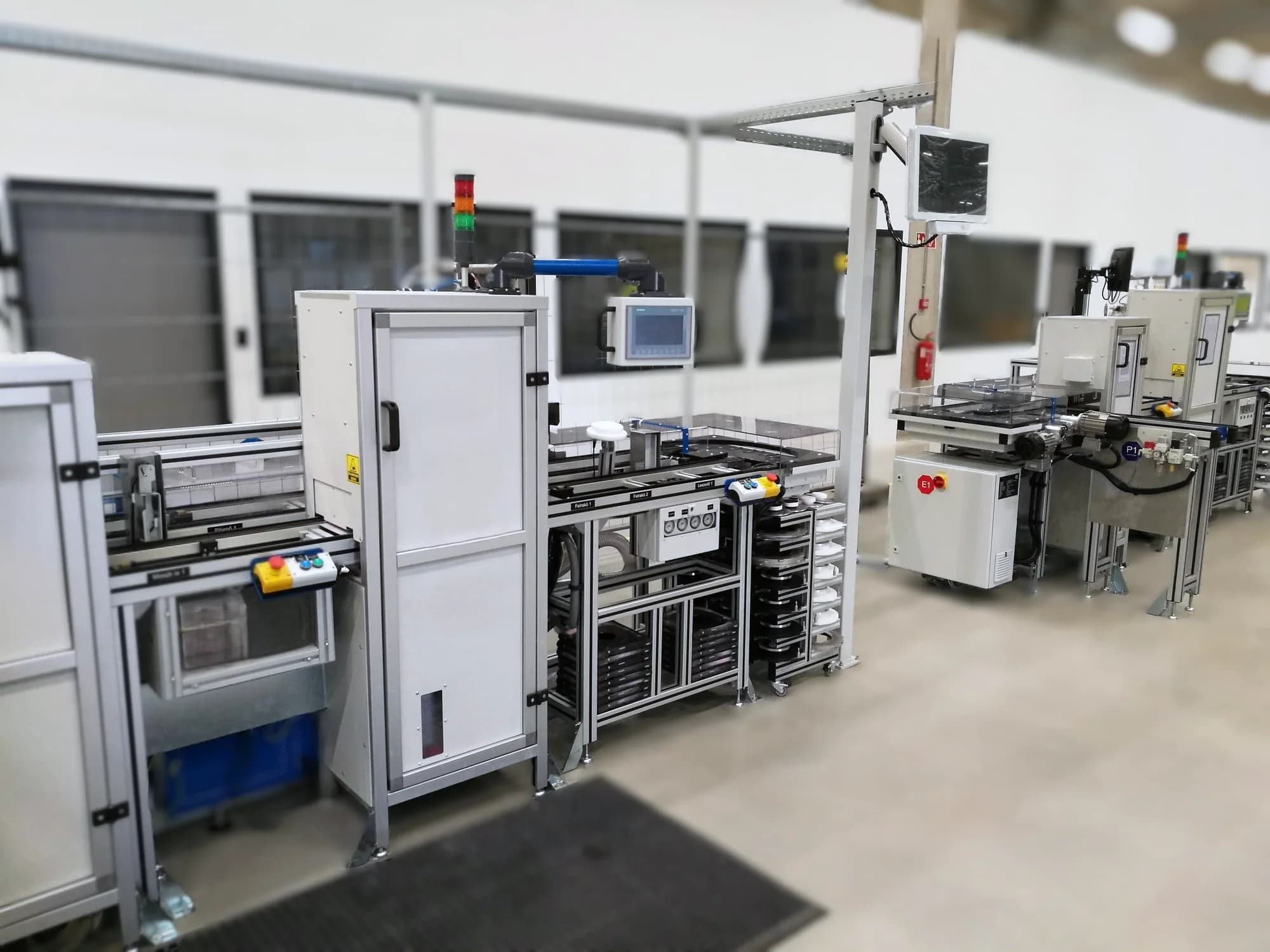 Stanice automatizované výrobní linky postavené společností Robot-Service